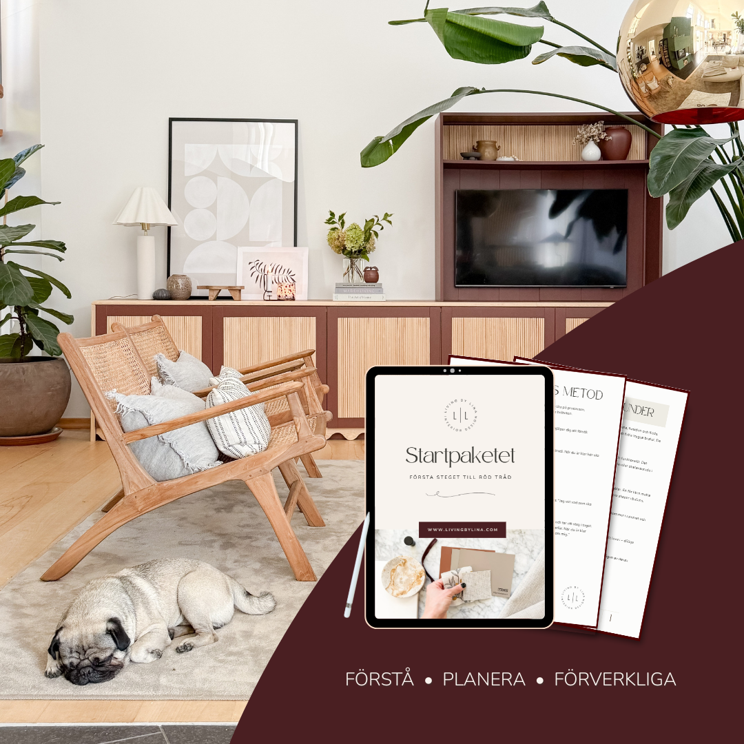 Startpaketet – digital inredningsguide från Living by Lina som hjälper dig skapa röd tråd i hemmet. Visar iPad med PDF-guide i ett stylat vardagsrum i skandinavisk inredningsstil.